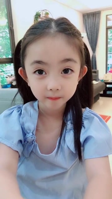 网红萌娃吐槽妈妈敷面膜,微笑的样子太可爱了,又想骗我生女儿!