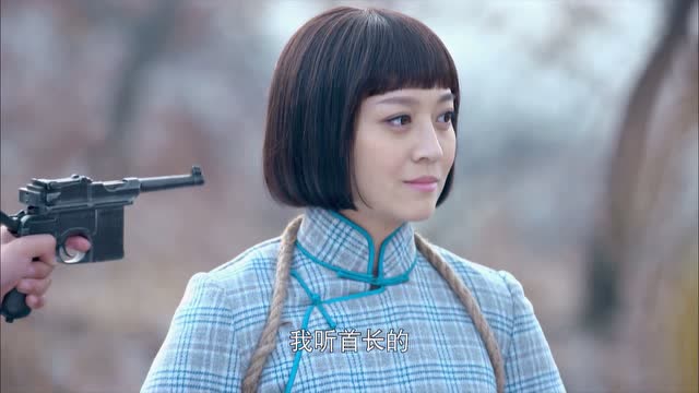 太狠毒,不料汉奸野地里枪毙女八路,正宗女八路被汉奸反咬一口