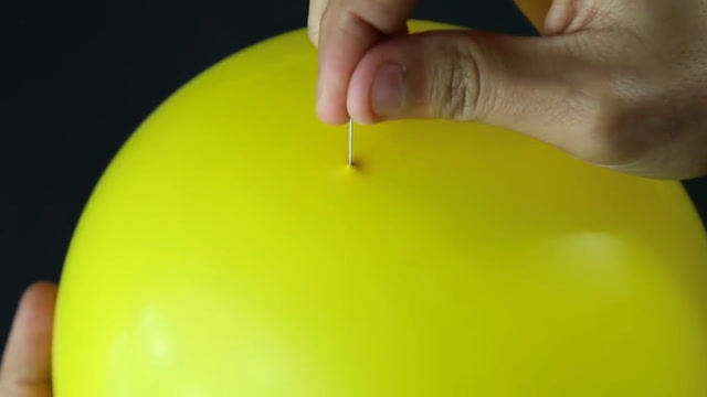 气球用针扎进去,但是不会爆炸,看起来很有意思!