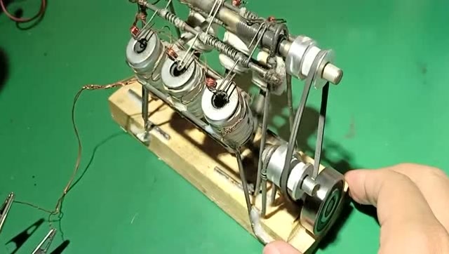 牛人打造v6电磁发动机模型,滴上一滴油,发动起来就能旋转!