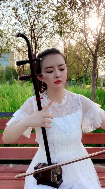 美女二胡演奏《痴情冢》,曲调悦耳动听,一起来欣赏吧!