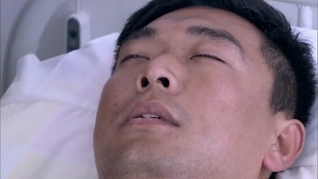 植物人丈夫多年在床,妻子一个举动唤醒他,爱情的力量!