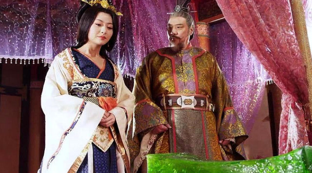 爱妃带皇上走到龙榻前,不料榻下竟窜出众多反贼,皇帝瞬间驾崩!