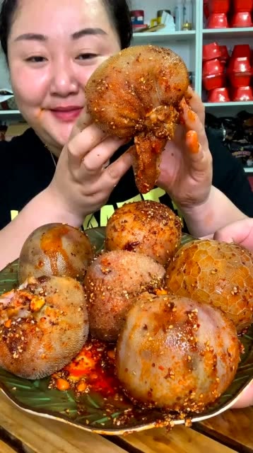 麻辣羊脑,吃起来特别细腻软糯,很多人不能接受这种重口味食物