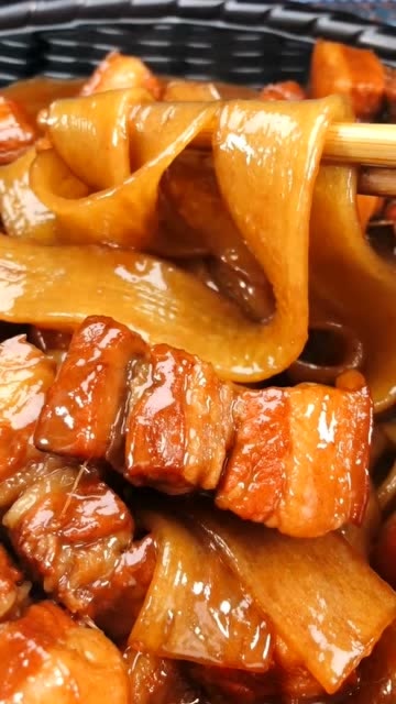 红烧肉炖粉条,粉条软糯可口,红烧肉肥而不腻非常好吃