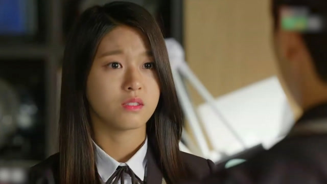 橘子果酱:白玛丽站在郑在民对面, 他们在聊一些事情