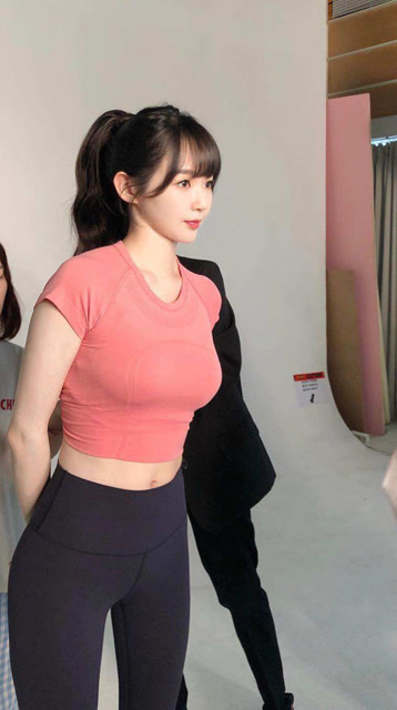 姜敏京的一颦一笑特别漂亮,身材也让人忍不住赞叹