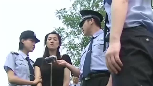 女罪犯镣铐加身走出监狱大门这一刻她神情恍惚后悔不已