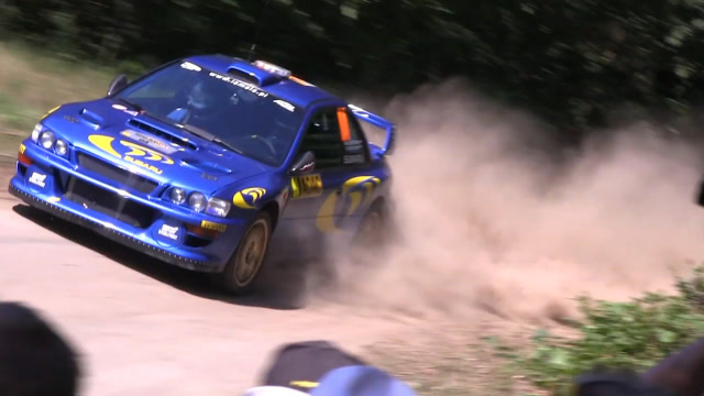 在拉力赛中漂移,没有灰尘的点缀还真不习惯!