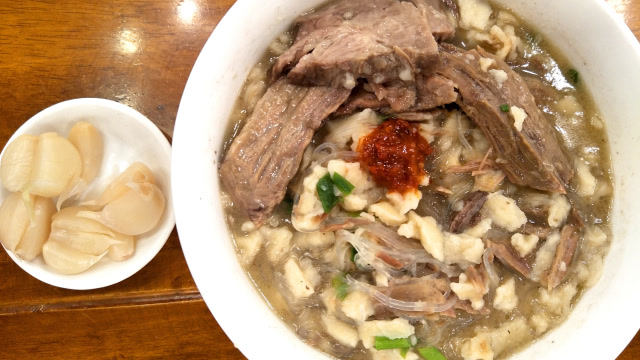 小伙太难了!为吃顿羊肉泡馍,掰馍40分钟,还把手指磨出了水泡