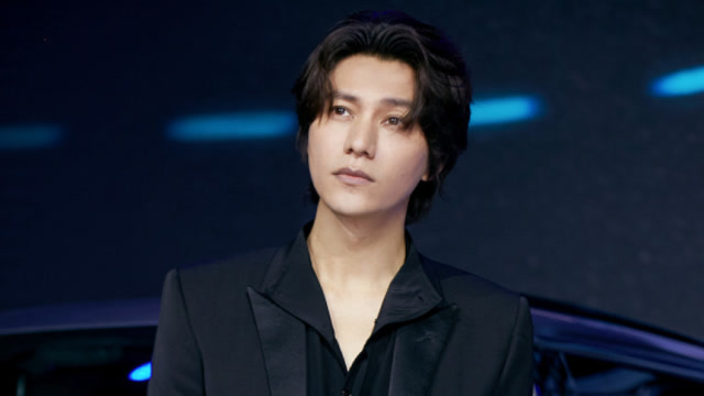 陈坤走日系禁欲风!穿黑色西装配深v内搭,微卷中分儒雅又撩人