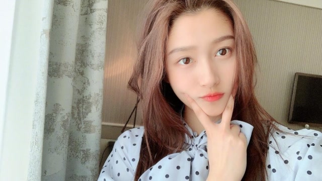 关晓彤比v撑下巴庆22岁生日 穿蓝色雪纺上衣甜美