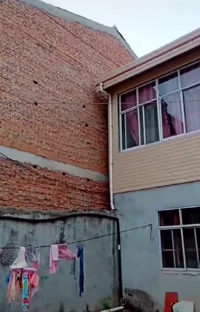 林子大了什么鸟都有,邻居这样盖房子,真是太过分了!