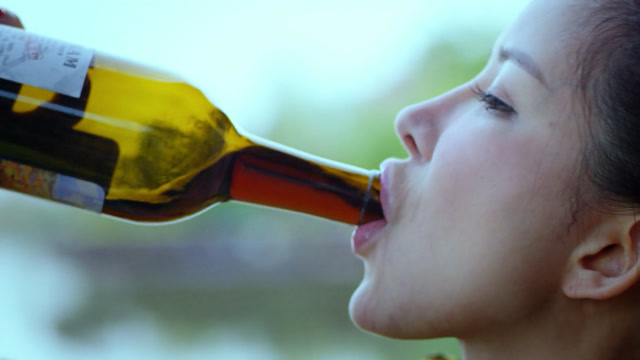 "情敌"谈心,美女拿着红酒就是对瓶吹,真凶猛