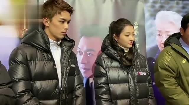 关晓彤穿鹿晗的卫衣晒照 网友纷纷调侃2020年的狗粮