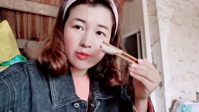 大平姐看到嫂子家包饺子就馋了开车子去吃了15个嫂子说我是猪