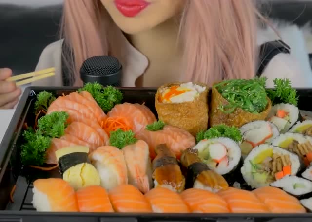 韩国大胃王美女吃三文鱼寿司,慢慢嚼的声音听着很放松!