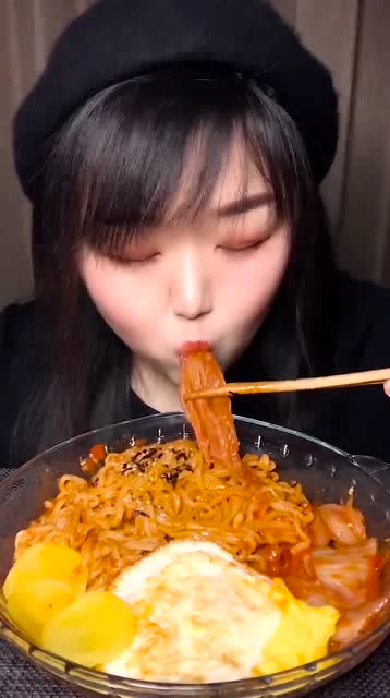 吃播小姐姐吃火鸡面,这么大一口下去,不嫌辣吗