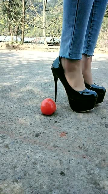 小姐姐用高跟鞋踩踏西红柿,踩下去的那一刻,网友:这声音真解压