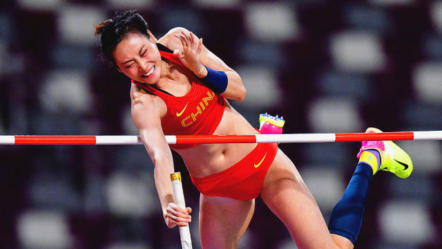 日本女运动员撑杆跳高失误瞬间,尴尬到自己都傻了,网友:心疼!
