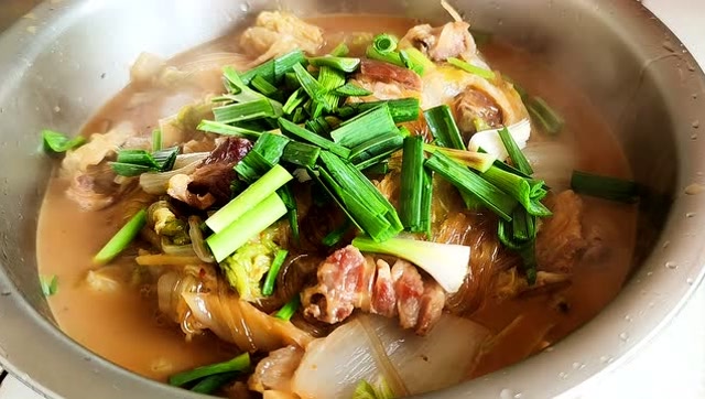 用老家地锅炖羊肉白菜,味道就是不一样,也许这就是家乡的味道!