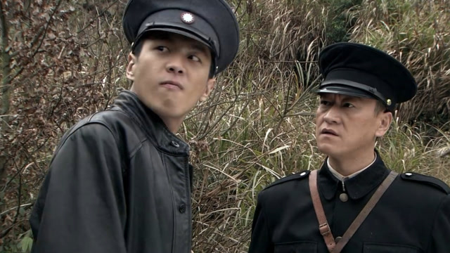 雳剑:手下办事不利,让谭俊侥幸被救,严颂声怒极扇手下嘴巴子!