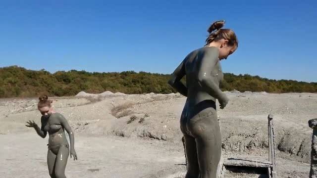 小姐姐太会玩了,玩泥巴浴