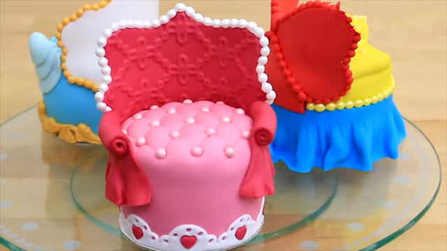 这样的翻糖蛋糕你舍得吃吗?做成迷你版皇家椅子,创意100分!