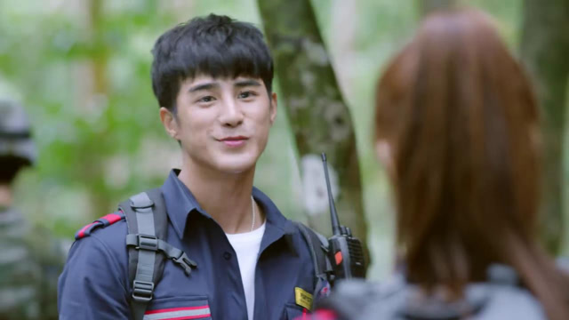 神犬小七:敖力假扮成人质,歹徒完全没有发觉,进门就被武警打晕