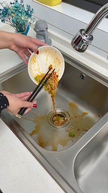 你还这样往水池里倒剩菜剩饭吗?试试这个厨房专用沥水篮