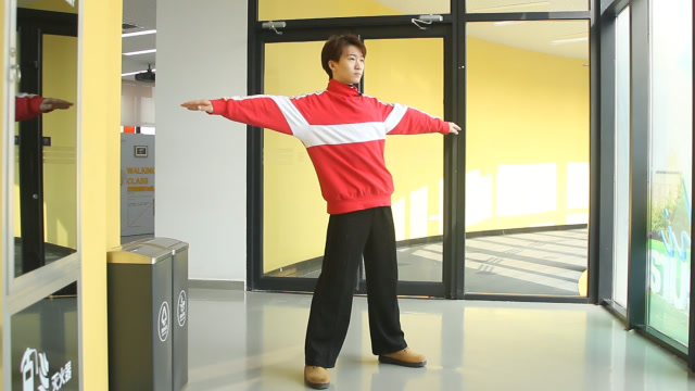 每天坚持坚持左右扭腰,专瘦大肚子和内脏脂肪,半个月就瘦了