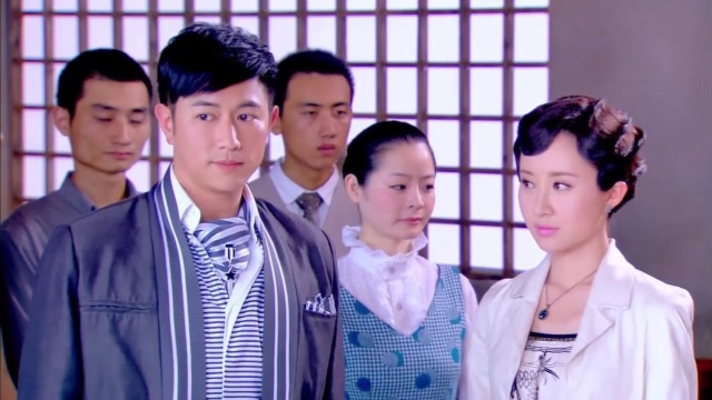 烽火佳人:杜允唐被老爸罚抄账本,佟毓婉前来陪伴,两人第一次单独相处