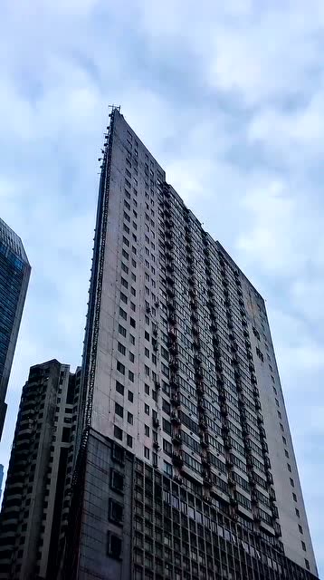 长沙街头拍下的一幕,这才是真正的纸片楼,设计师是高手