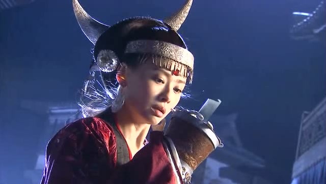 碧血剑:五毒女教主故意挑衅,小伙不再隐藏实力,立马亮出金蛇剑