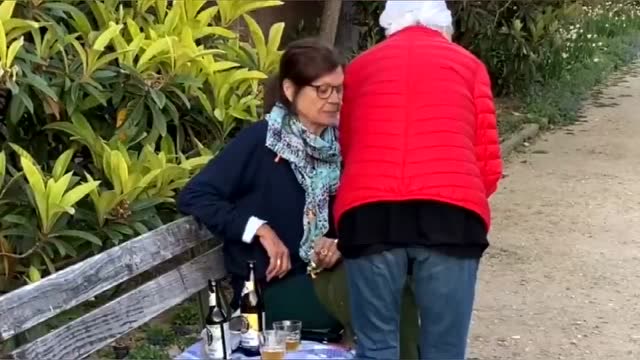 各国疫情期间德国公园里的一幕这俩人溜出来偷吃