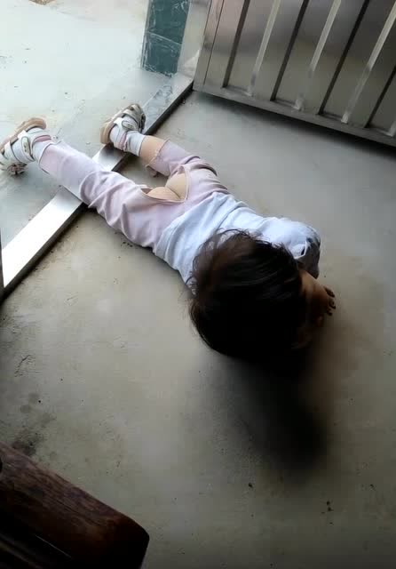 本以为宝宝在耍小脾气,突然起身的瞬间,原谅我没想到