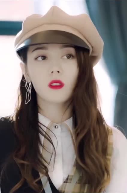 戴着贝雷帽的热巴又在散发魅力了,你心动了吗?