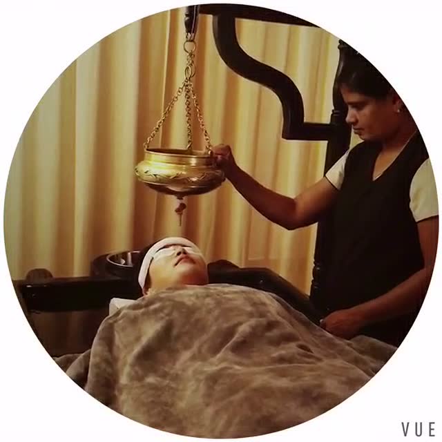 令人好奇的阿育吠陀头部滴油