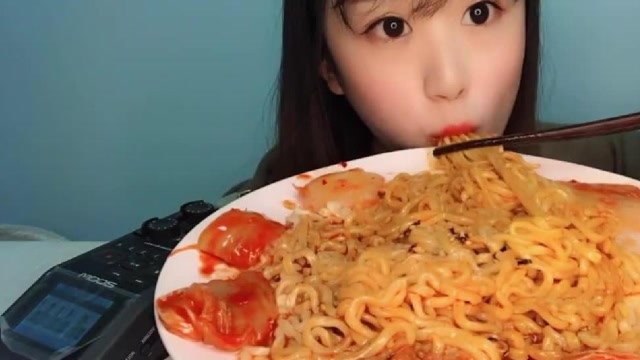 美女小姐姐吃火鸡面,吸溜一口就下去了,你是不是也饿了呢?