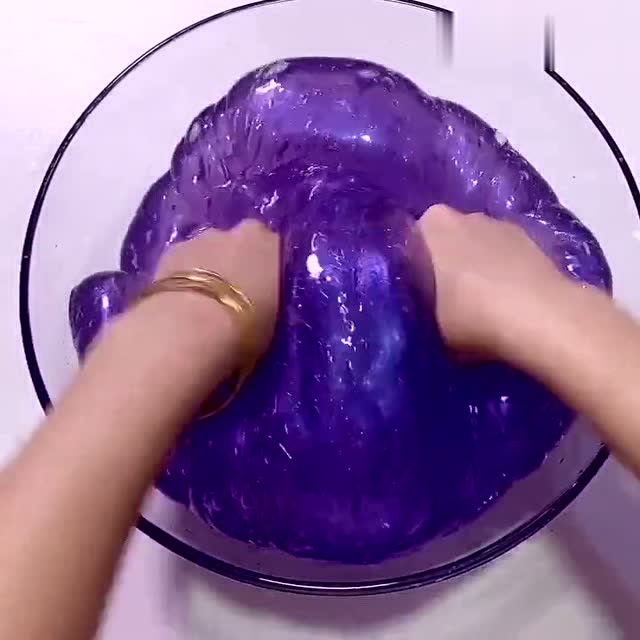 紫色假水混剃须泡,像挤出来的牙膏一样,冰冰凉凉很舒爽