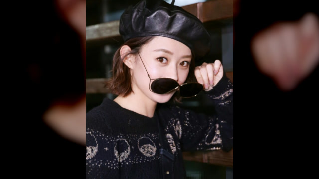 赵丽颖带贝雷帽,帅气十足