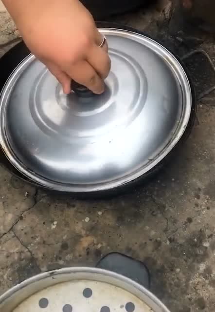 本想掀开锅盖一探究竟,可令人担心的一幕还是发生了,尴尬