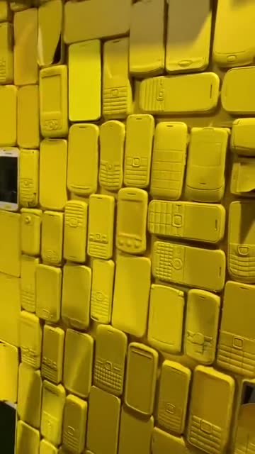 满墙的手机!太有创意了