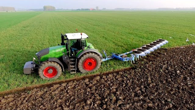 实拍德国农场机械化耕地,现代农民耕地也是快乐的一天