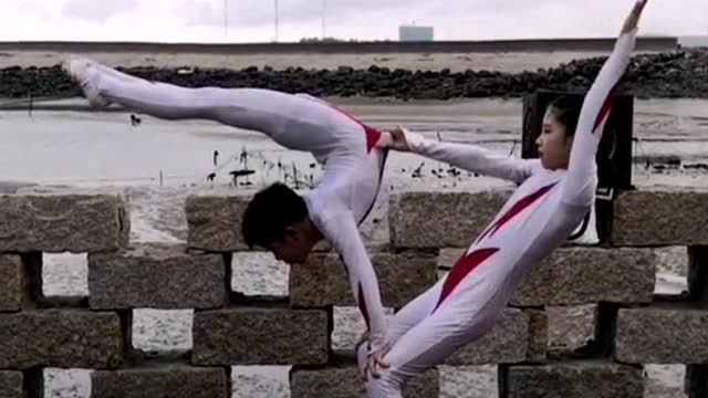 配合度满分的小演员们,你们表演的杂技很是精彩,为你们鼓掌呀!