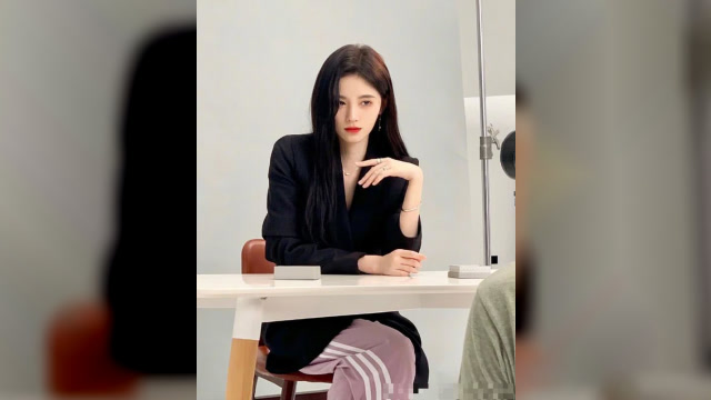 鞠婧祎到摄影棚工作,看到坐姿后,这腿长:像身高159的女生