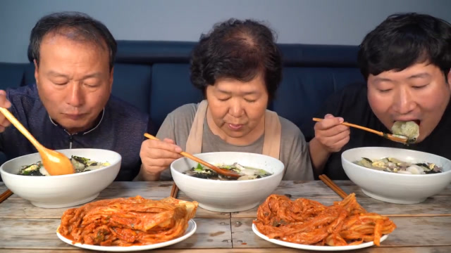 韩国农村一家人,大妈为控制儿子饭量,一人一碗,没想到胖儿子吃得更爽