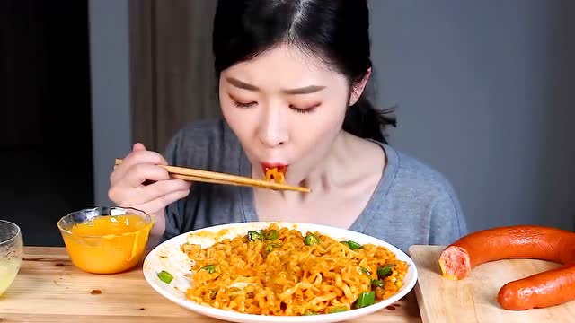 韩国吃播:美女吃麻辣宽面配烤肠,日常美食诱惑