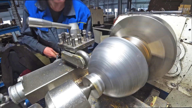 旋压工艺制作钢质空心球,钢片旋压出半球,俩半球合在一起就是了