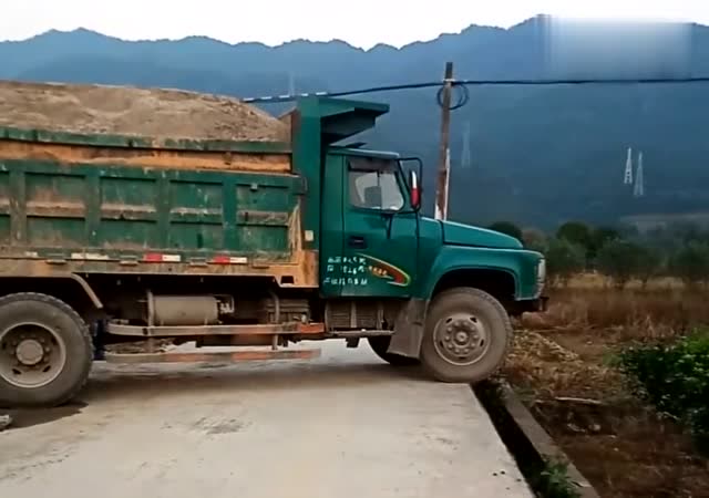 开着尖头货车玩起极限掉头,这农村老司机绝对是高手!